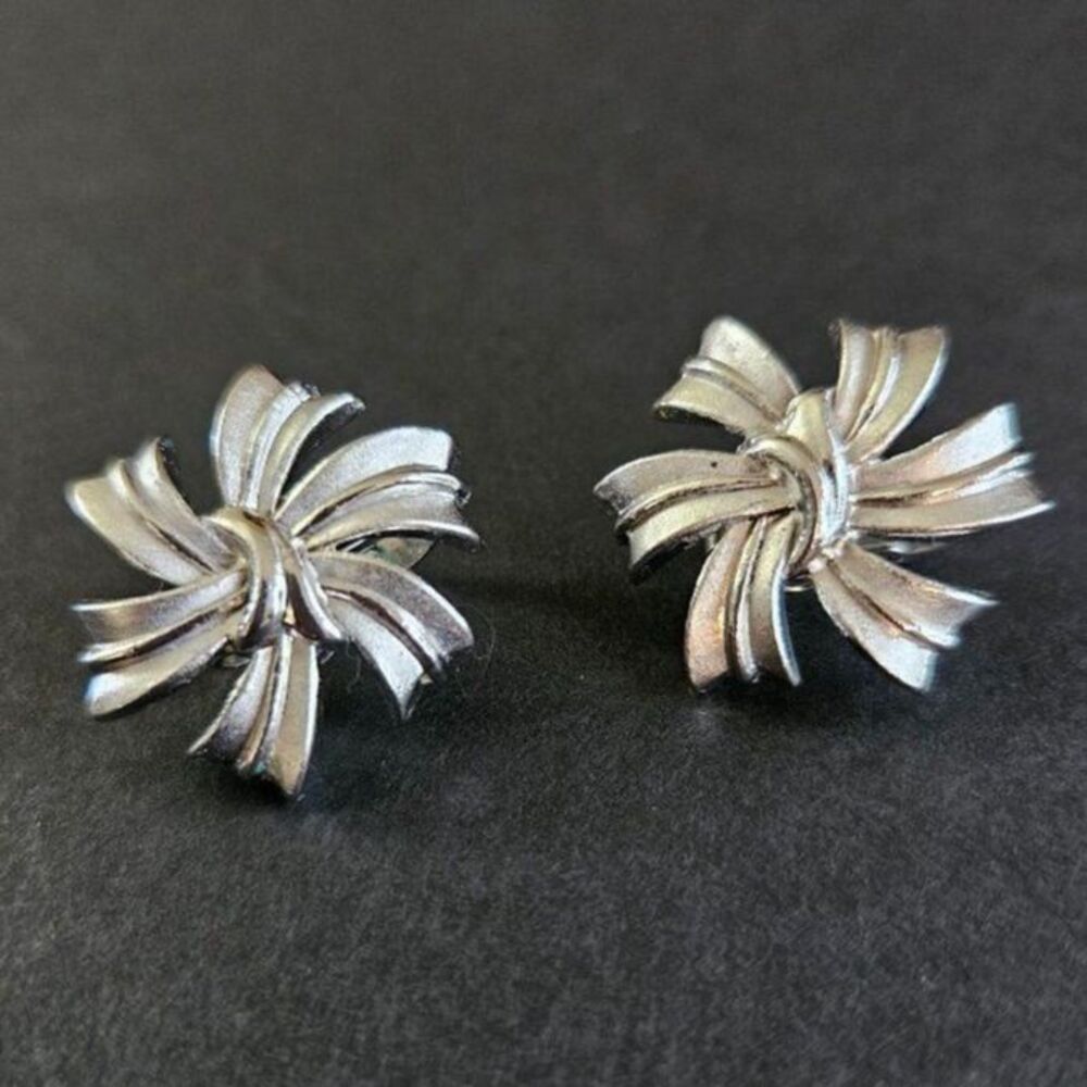 Elegant Silver Flower Earrings Crown Trifari Clip On